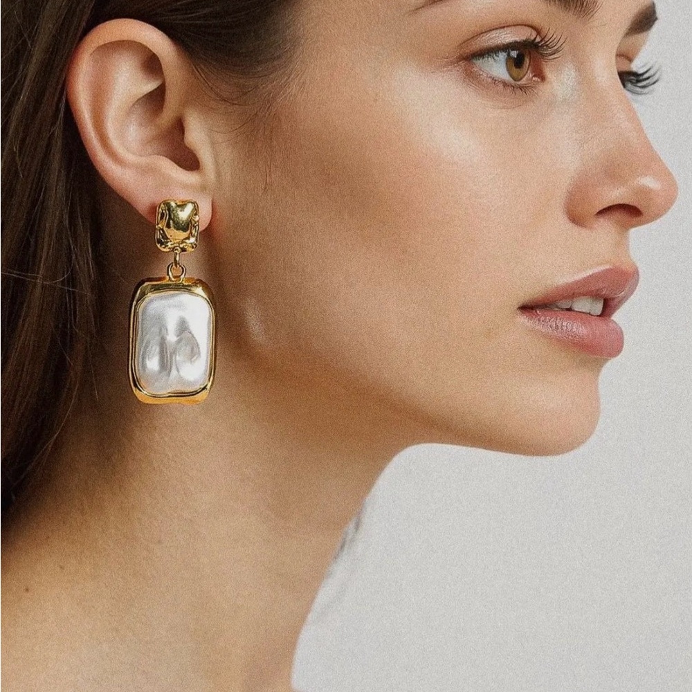 Elegant Gold and Pearl Drop Earrings